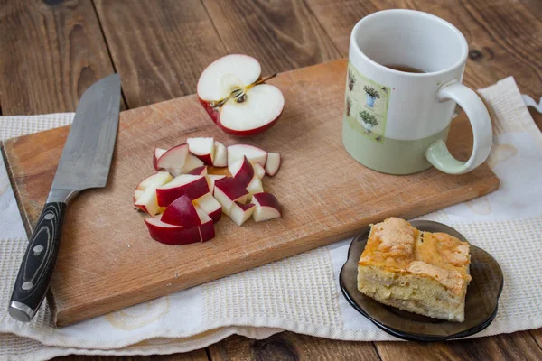 Jablečný Koláč Nůž Čaj Dřevěné Pozadí — Stock fotografie