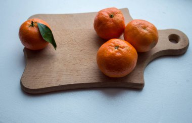 ahşap güverte üzerinde olgunlaşmış mandalina