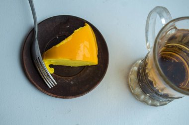 lezzetli şeftali pasta ve çay beyaz zemin üzerine dilim