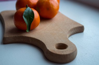 ahşap güverte üzerinde olgunlaşmış mandalina