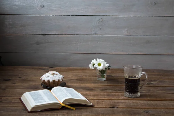 Coffee cupcake flowers and a book on a wooden background — Stock Photo, Image