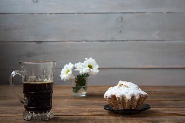 Kávé cupcake és a virágok egy fából készült háttér — Stock Fotó