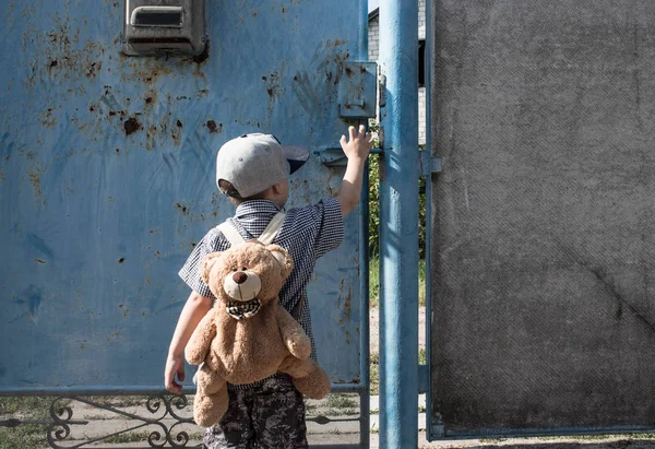 bir sırt çantası ile bahçesinde küçük bir çocuk