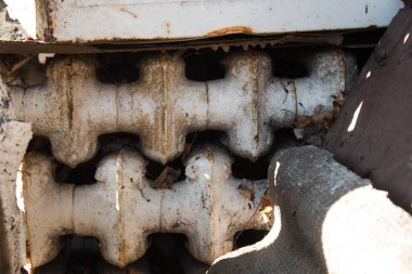 Güneşte eski bir metal ürünü.