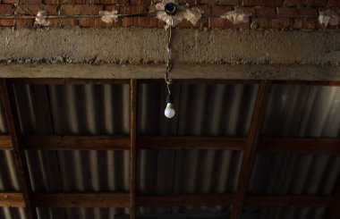 Ampullü tuğlalı eski duvar.