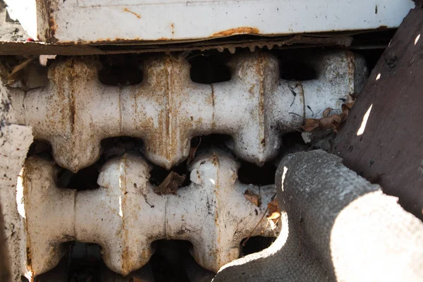 Güneşte eski bir metal ürünü.