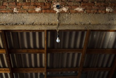 Ampullü tuğlalı eski duvar