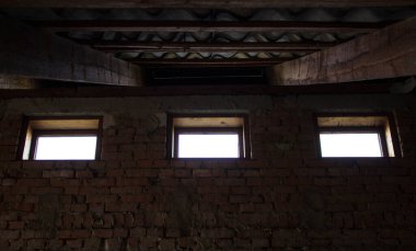 Üç pencereli eski tuğla duvar
