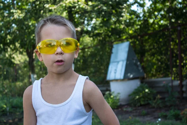 Przystojny Chłopiec Białym Shirt Okulary Podwórku — Zdjęcie stockowe