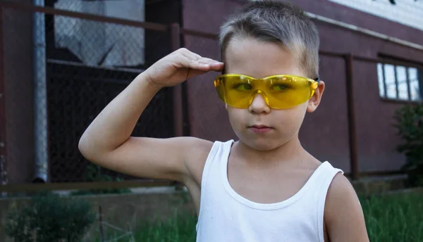 Chłopiec Białej Koszulce Okulary Salutuje — Zdjęcie stockowe