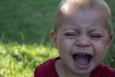 Arka bahçede ağlayan bebek gözyaşları