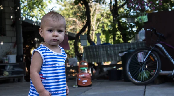Piękne Małe Dziecko Podwórku Tle Bałaganu — Zdjęcie stockowe
