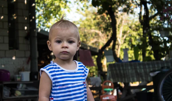 Linda Criança Quintal Contra Pano Fundo Uma Bagunça — Fotografia de Stock