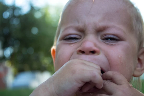Płaczące Dziecko Podwórku Łzy — Zdjęcie stockowe