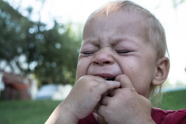 Płaczące Dziecko Podwórku Łzy — Zdjęcie stockowe