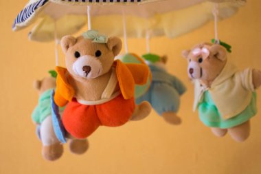 Ayı şeklindeki yeni doğan bebek için oyuncak
