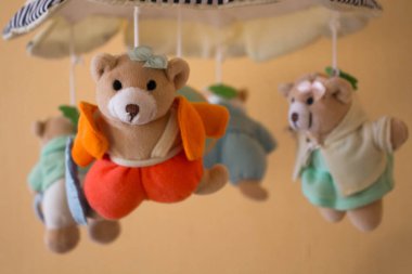 Ayı şeklindeki yeni doğan bebek için oyuncak