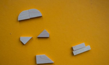 Tahta çocuk oyuncakları sarı arka planda