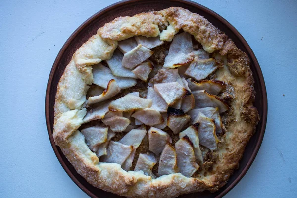 Torta Pera Sobre Plato Barro Sobre Fondo Blanco — Foto de Stock