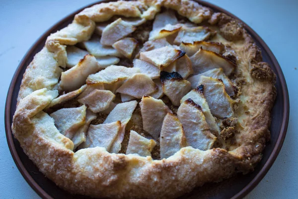 Tarta Manzana Plato Arcilla Sobre Fondo Blanco — Foto de Stock