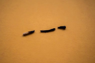 Sarı arkaplanda yanmış kibrit