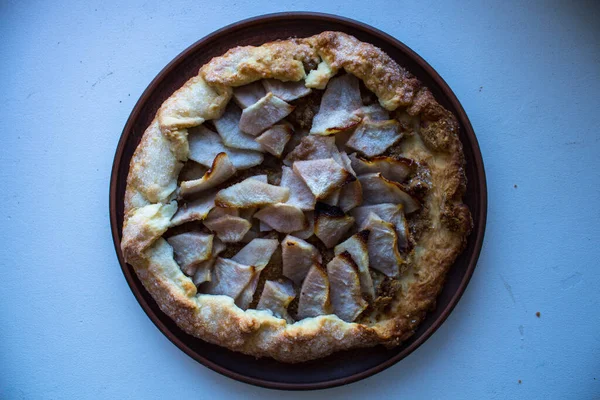 Pastel Pera Plato Arcilla Sobre Fondo Blanco — Foto de Stock