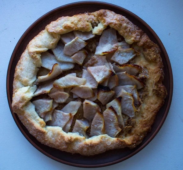 Tarta Manzana Plato Arcilla Sobre Fondo Blanco — Foto de Stock