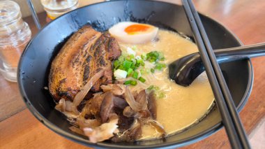 Japon Tonkotsu Ramen ve ağır ateşte pişmiş domuz eti.