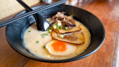 Japon Tonkotsu Ramen 'i ile Chashu domuz eti çorbası.