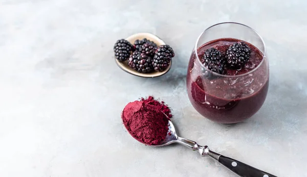 Pai e filho comem sobremesa com sementes de chia e manga à beira da piscina  pela manhã. alimentação saudável, comida vegetariana, dieta e conceito de  pessoas