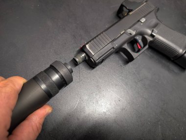 Kırmızı Nokta Gören Değiştirilmiş Taktiksel Tabancaya Bir Susturucu Ekle.