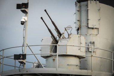 Bir çift uçaksavar, otomatik bir hava savunma topu, askeri bir savaş gemisinin güvertesine yerleştirildi..
