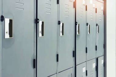 Lise öğrenci dolaplara, yakın çekim.