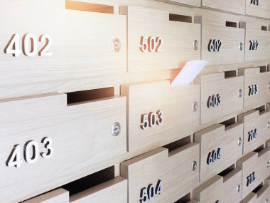 Birinin elini close-up. el bir mektubu posta kutusuna bir apartman binası giriş holü kaldırma