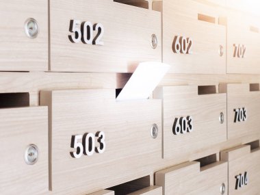 Birinin elini close-up. el bir mektubu posta kutusuna bir apartman binası giriş holü kaldırma