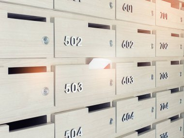 Birinin elini close-up. el bir mektubu posta kutusuna bir apartman binası giriş holü kaldırma