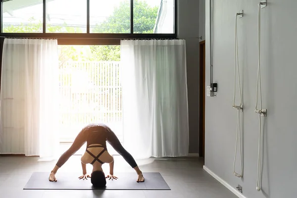 Asiatische Junge Frau Praktiziert Yoga Grauen Hintergrund Junge Leute Machen — Stockfoto