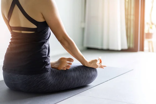 Junge Frau Praktiziert Yoga Grauen Hintergrund Junge Leute Machen Yoga — Stockfoto