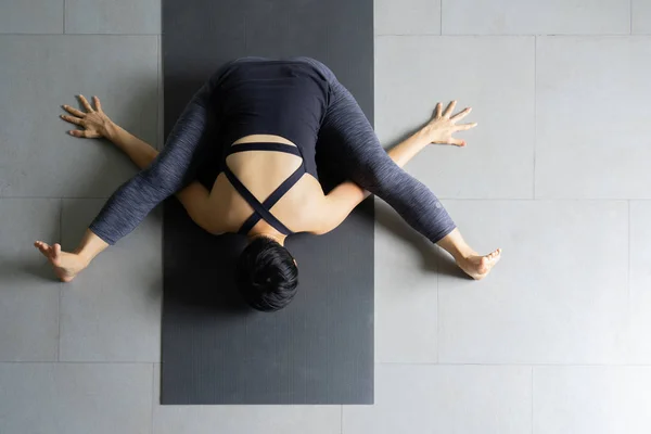 Junge Frau Praktiziert Yoga Grauen Hintergrund Junge Leute Tun Yoga — Stockfoto