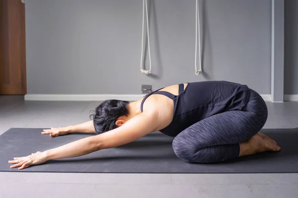 Junge Frau Praktiziert Yoga Grauen Hintergrund Junge Leute Machen Yoga — Stockfoto