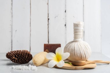 Aromaterapi ürün Spa Masaj beton arka plan ile ayarlayın. Üstten Görünüm, düz yatıyordu kompozisyon.