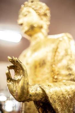 Altın Buddha heykeli. Thailand.Close Buda heykelinin el heykel Buddha.buddhism kavramının yukarı görünümünü