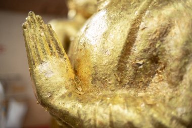 Altın Buddha heykeli. Thailand.Close Buda heykelinin el heykel Buddha.buddhism kavramının yukarı görünümünü