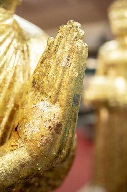 Altın Buddha heykeli. Thailand.Close Buda heykelinin el heykel Buddha.buddhism kavramının yukarı görünümünü