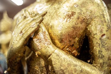 Altın Buddha heykeli. Thailand.Close Buda heykelinin el heykel Buddha.buddhism kavramının yukarı görünümünü