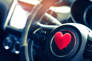 Direksiyon simidi ile kalp kırmızı nesne. Aşk araba konsepti idea.interior konsol.