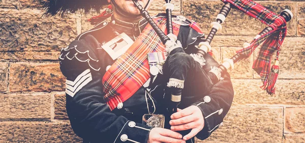 Edinburgh Scotland March 2018 Scottish Bagpiper Dressed Traditional Red Black — Stock Photo, Image