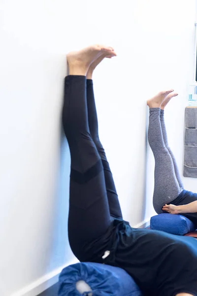 Junge Dicke Frau Praktiziert Yoga Mit Namaste Hinter Dem Rücken — Stockfoto