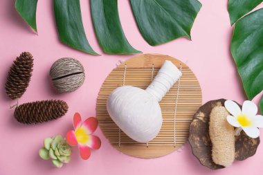 Aromaterapi ürün Spa seti, düz yatıyordu kompozisyon. Tropikal yaprak kavram tarzı., pembe bir arka plan ile masaj. üstten görünüm. Monstera yapraklar şablonu, tropikal yaz moda arka plan.