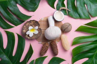 Aromaterapi ürün Spa seti, düz yatıyordu kompozisyon. Tropikal yaprak kavram tarzı., pembe bir arka plan ile masaj. üstten görünüm. Monstera yapraklar şablonu, tropikal yaz moda arka plan.